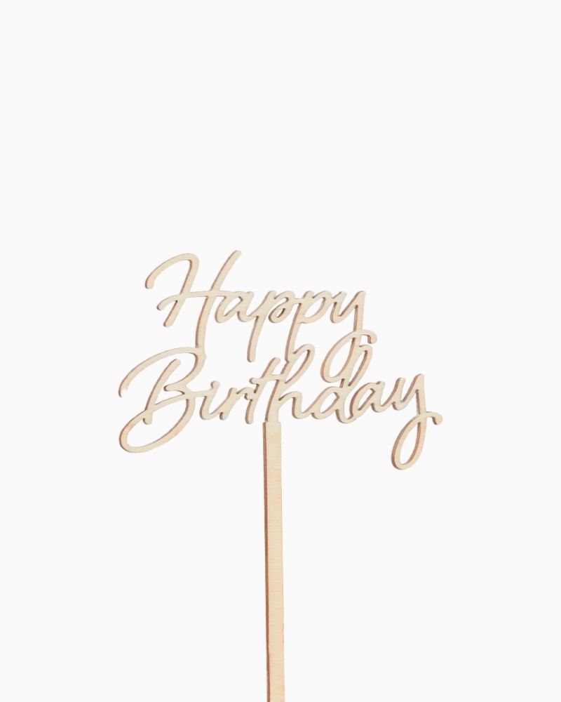 Blumenstecker aus Holz "Happy Birthday" online bestellen. Holzstecker mit Schriftzug vor grauem Hintergrund.