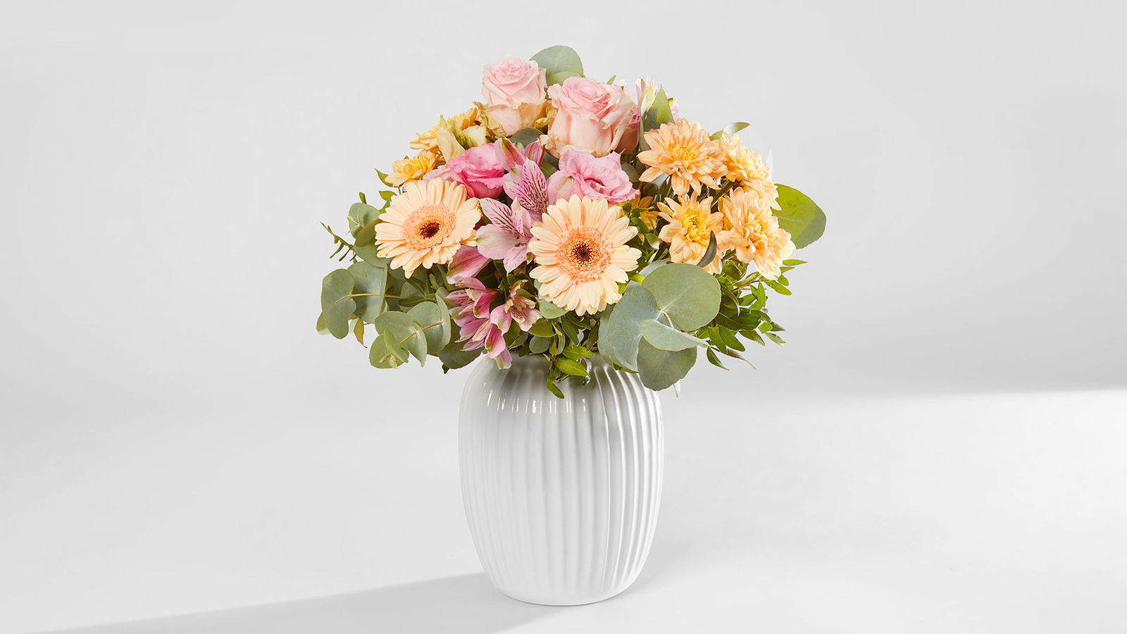 Pastellfarbener Blumenstrauss Surprise in einer Vase vor einem weissen Hintergrund