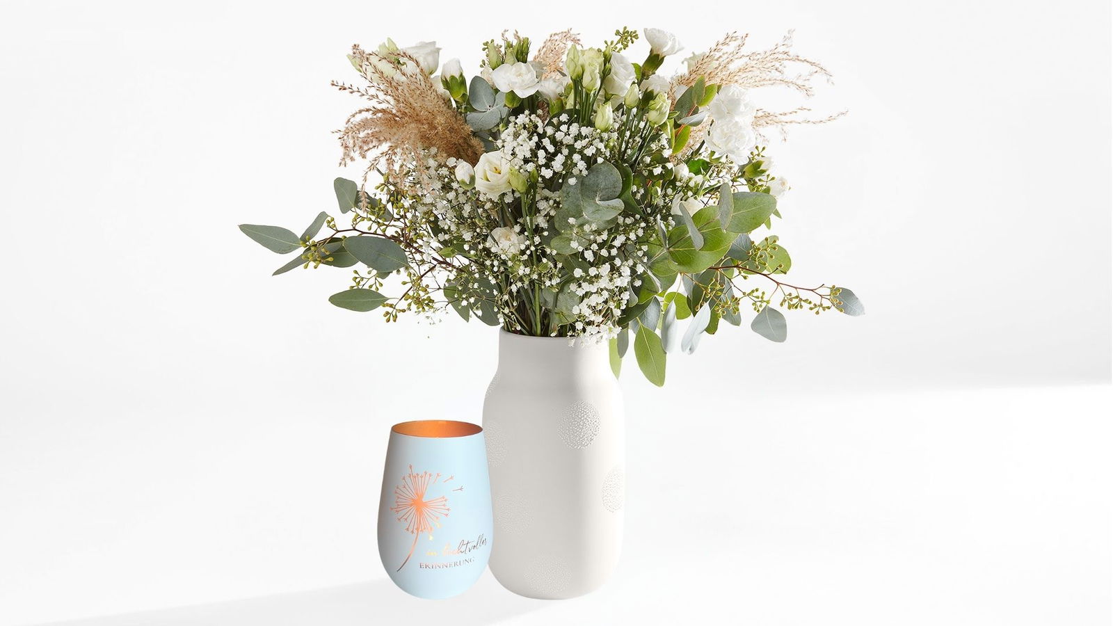 Bianca und Windlicht ist ein wunderschöner Blumenstrauss inkl. hochwertigem Windlicht als perfektes Geschenk zur Anteilnahme. Bei SayFlowers online bestellen.