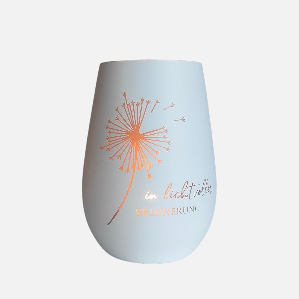 Windlicht mit Aufschrift "In lichtvoller Erinnerung" aus weissem Glas und innen gold-kupfer gefärbt. Bei SayFlowers als Zusatz zum Blumenstrauss verschenken. 