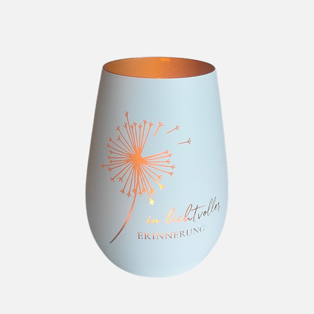 Windlicht mit Aufschrift "In lichtvoller Erinnerung" aus weissem Glas und innen gold-kupfer gefärbt. Bei SayFlowers als Zusatz zum Blumenstrauss verschenken. 