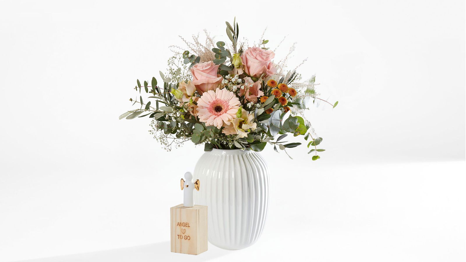 Denise mit Glücksbringer Engel. Denise ist mit seinen pastelligen Farben der perfekte Blumenstrauss für alle, die es gerne elegant haben. Kostenlos versenden mit SayFlowers.