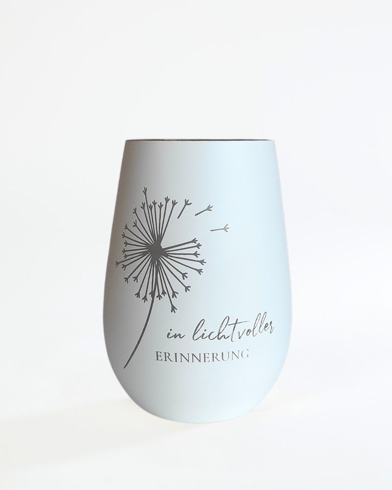 Windlicht mit Aufschrift "In lichtvoller Erinnerung" aus weissem Glas und innen gold-kupfer gefärbt. Bei SayFlowers als Zusatz zum Blumenstrauss verschenken. 